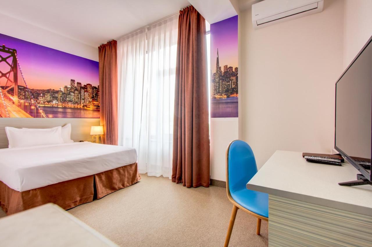 Hotel Bridges Bishkek Esterno foto