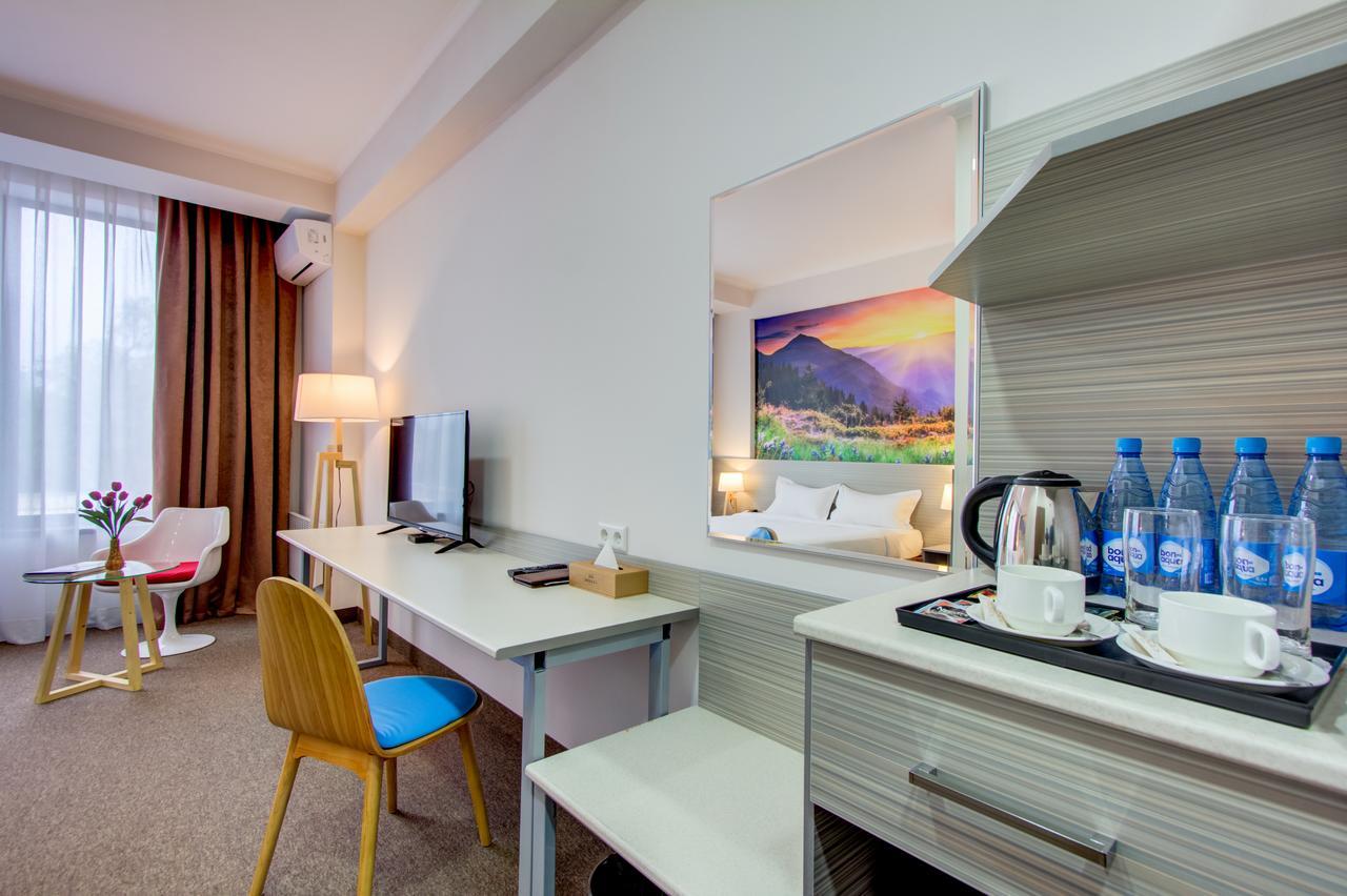 Hotel Bridges Bishkek Esterno foto