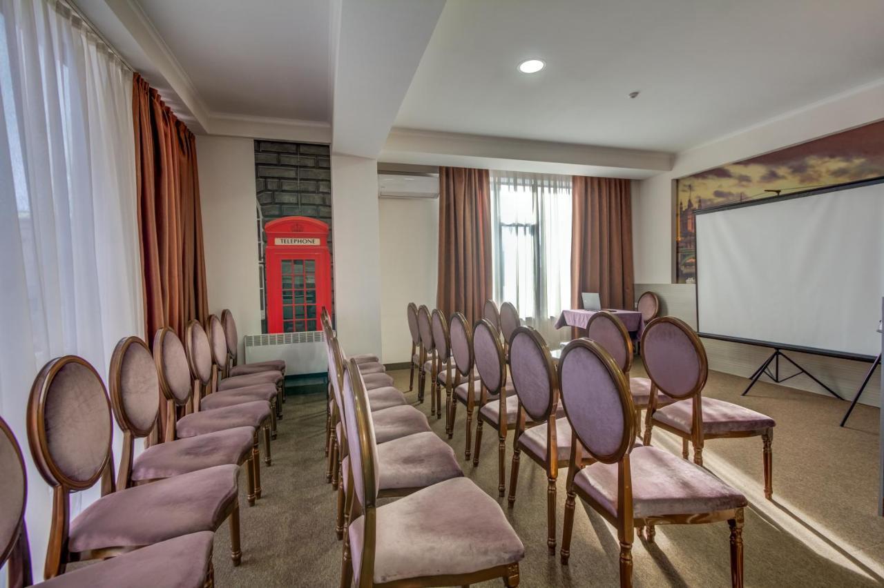 Hotel Bridges Bishkek Esterno foto