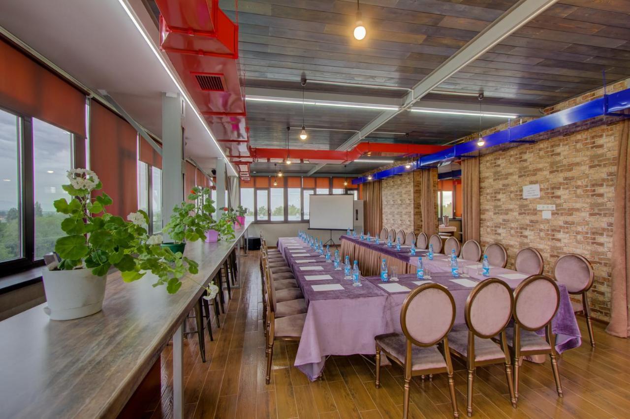 Hotel Bridges Bishkek Esterno foto